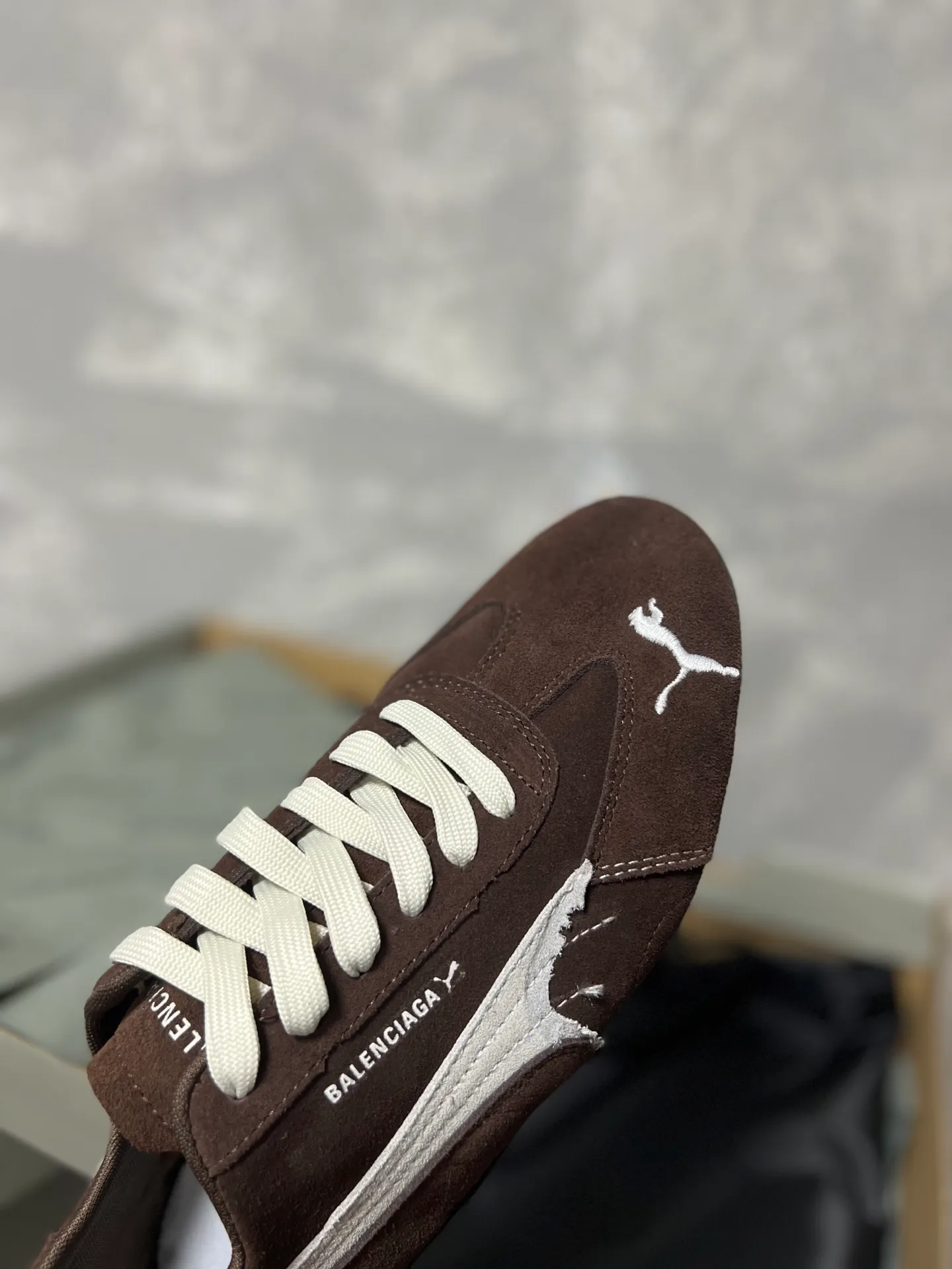 👟👟Ex-factory price 480👟👟 PUMA co-branded Balenciaga: Who knows! This pair of distressed and war-damaged Speedcats are so good-looking. The thin-soled sneakers have been upgraded to 2.0, which destroys the aesthetics of the street. More than half of the classic PUMA stripes on the side of the shoes have been "violently torn". The distressed treatment has a sense of ruined art, and it becomes the focus of the street in seconds! Hot stamping double logo + gold foil size mark on the heel, the details give a high-end feel Code number: 35-44 (45 customized)